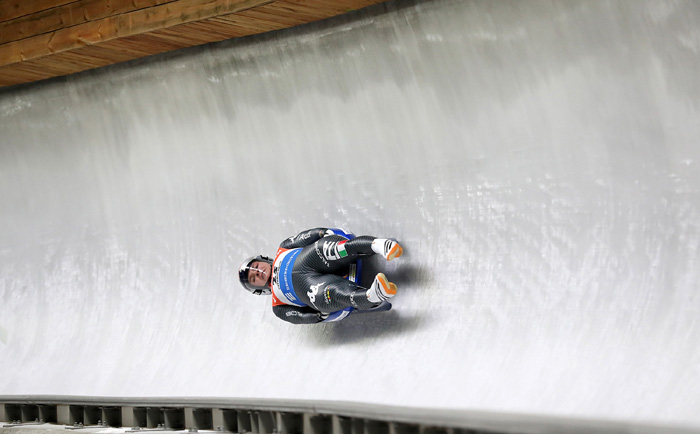The men’s singles champion Dominik Fischnaller shoots down the track, clenching his teeth, in the Viessmann Luge World Cup held at the Alpensia Sliding Center in Pyeongchang, Gangwon-do Province, on Feb. 19.